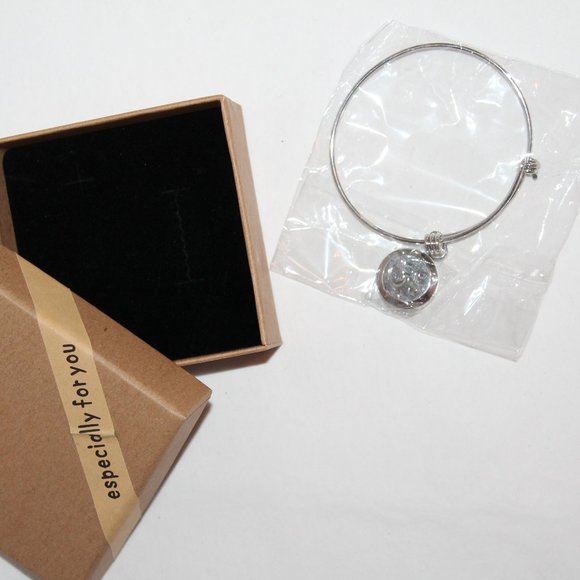 Essential Oil Bracelet Diffuser Locket by Romanda - Picture 3 of 5